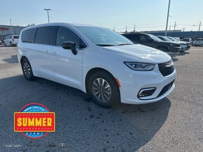 New 2025 Chrysler Pacifica Select