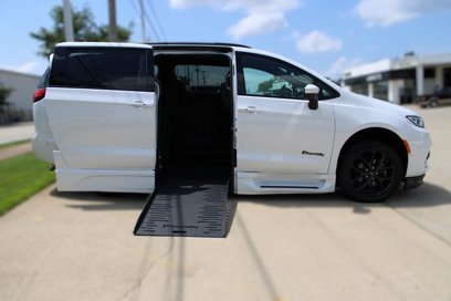 Used 2023 Chrysler Pacifica Touring-L w/ S Appearance Package