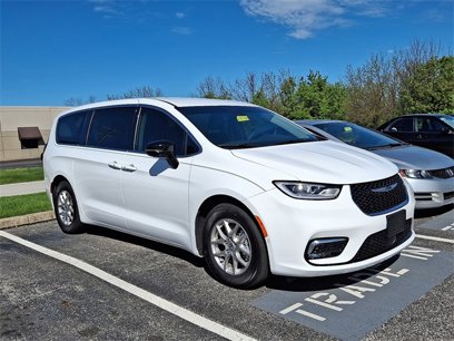 Used 2024 Chrysler Pacifica Touring-L w/ Uconnect Theater Family Group