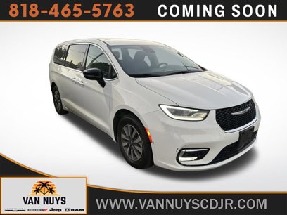 Used 2024 Chrysler Pacifica Select