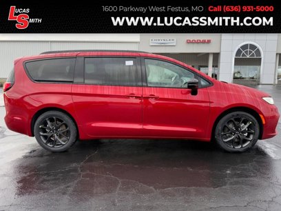 New 2025 Chrysler Pacifica Limited w/ Uconnect Theater Family Group