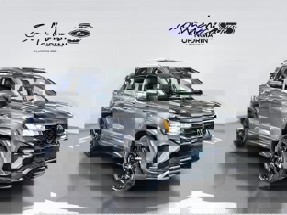 Used 2023 Volkswagen Taos SE w/ Black Wheel Package