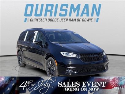 New 2025 Chrysler Pacifica Limited w/ Uconnect Theater Family Group