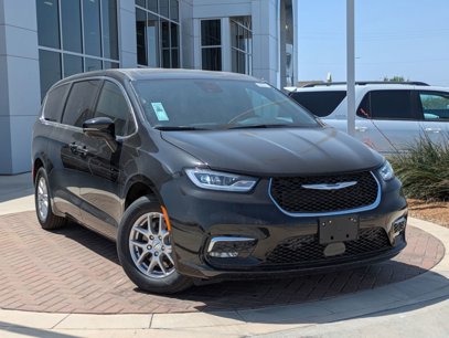 New 2025 Chrysler Pacifica Select