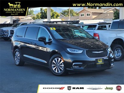 Used 2023 Chrysler Pacifica Touring-L