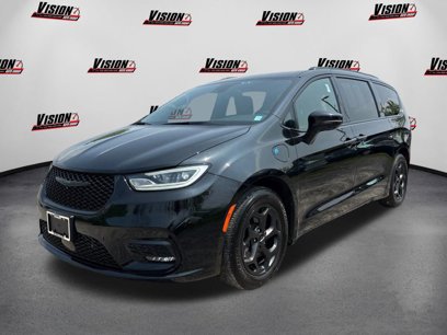 Used 2021 Chrysler Pacifica Limited w/ Uconnect Theater Family Group