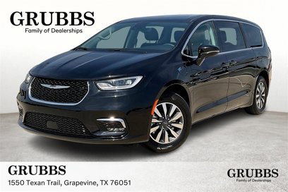 Used 2024 Chrysler Pacifica Select