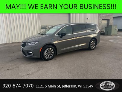 New 2025 Chrysler Pacifica Select