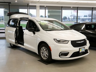 New 2025 Chrysler Pacifica Select