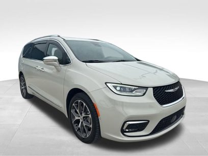 Used 2021 Chrysler Pacifica Limited w/ Uconnect Theater Family Group