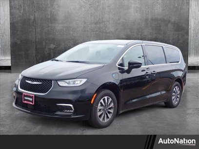 New 2025 Chrysler Pacifica Select
