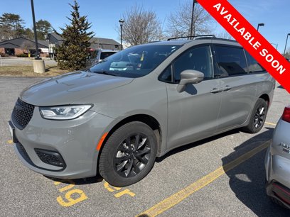 Used 2021 Chrysler Pacifica Limited w/ Uconnect Theater Family Group