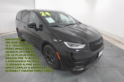 Used 2024 Chrysler Pacifica Select w/ Uconnect Theater Family Group