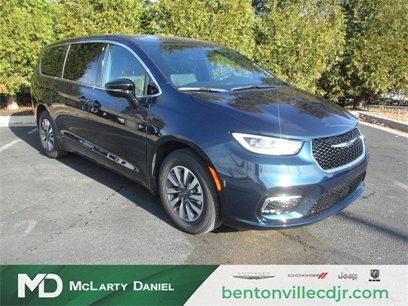 New 2025 Chrysler Pacifica Select w/ Uconnect Theater Family Group