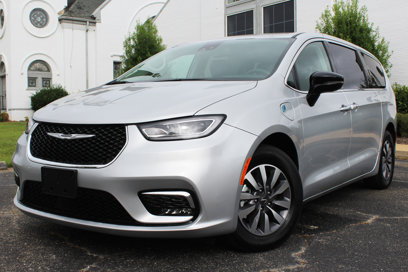 Used 2024 Chrysler Pacifica Select