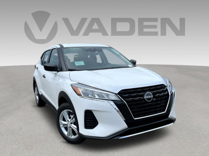New 2025 Nissan Kicks Play S