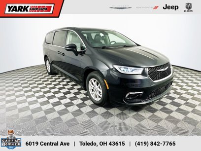 Used 2023 Chrysler Pacifica Touring-L