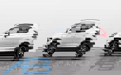 New 2025 Volvo XC40 B5 Core w/ Climate Package