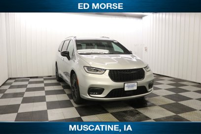 New 2024 Chrysler Pacifica Touring-L w/ Uconnect Theater Family Group