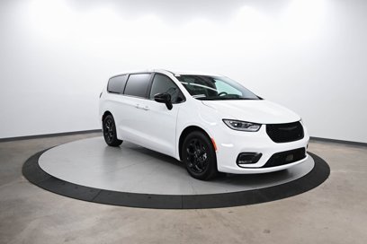 Certified 2024 Chrysler Pacifica Select w/ Uconnect Theater Family Group