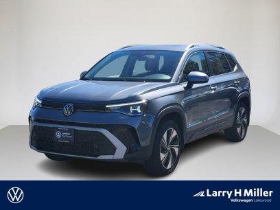Used 2025 Volkswagen Taos SE w/ Panoramic Sunroof Package