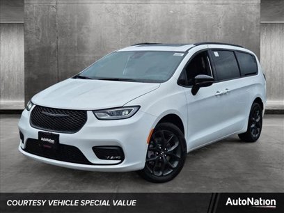 New 2024 Chrysler Pacifica Limited w/ Uconnect Theater Family Group