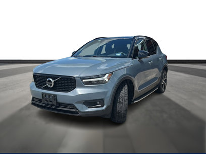 Used 2022 Volvo XC40 T5 R-Design w/ Advanced Package