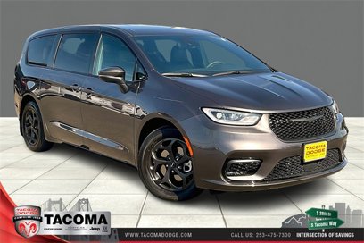 Used 2023 Chrysler Pacifica Touring-L w/ Uconnect Theater Family Group