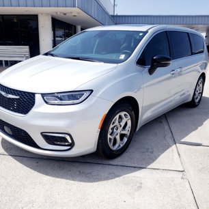 Used 2024 Chrysler Pacifica Limited