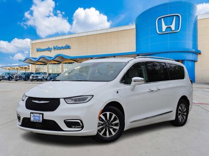 Used 2021 Chrysler Pacifica Limited w/ Uconnect Theater Family Group