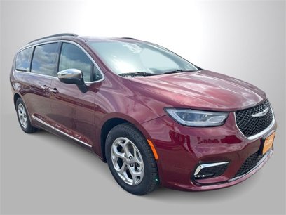 Certified 2023 Chrysler Pacifica Limited w/ Uconnect Theater Family Group