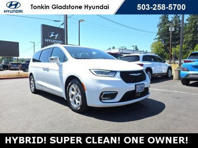 Used 2021 Chrysler Pacifica Limited w/ Uconnect Theater Family Group