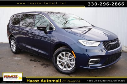 New 2025 Chrysler Pacifica Select