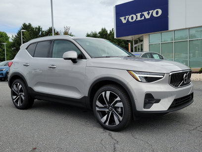 New 2025 Volvo XC40 B5 Plus w/ Climate Package