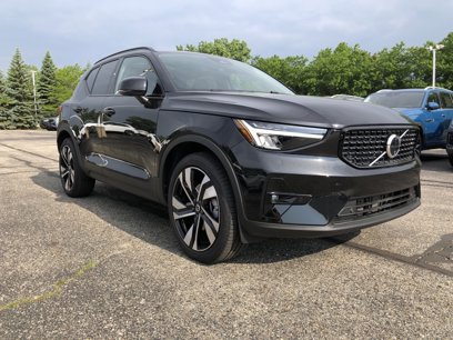 New 2025 Volvo XC40 B5 Plus w/ Climate Package