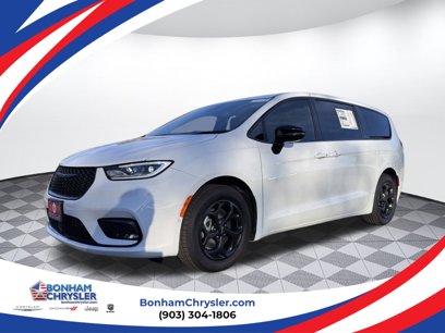 New 2024 Chrysler Pacifica Limited w/ Uconnect Theater Family Group