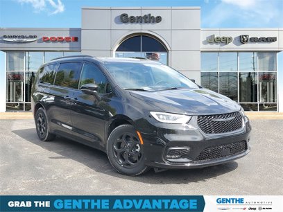 New 2025 Chrysler Pacifica Select
