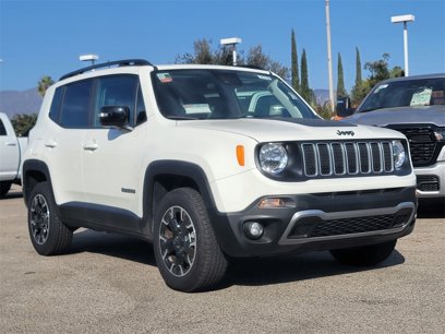 New 2023 Jeep Renegade Latitude w/ Sun/Sound Group