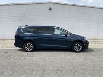 Used 2024 Chrysler Pacifica Select