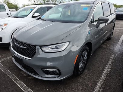 Used 2022 Chrysler Pacifica Touring-L w/ Uconnect Theater Family Group