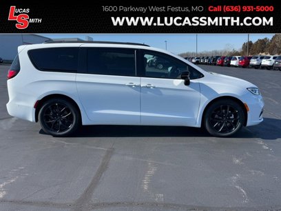 New 2025 Chrysler Pacifica Limited w/ Uconnect Theater Family Group