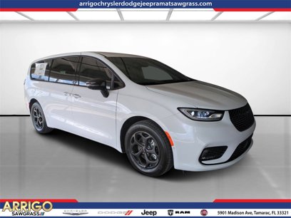New 2024 Chrysler Pacifica Select w/ Uconnect Theater Family Group