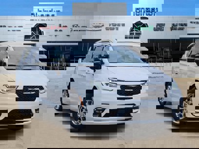 New 2025 Chrysler Pacifica Select