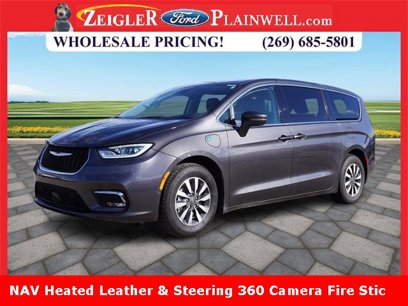 Used 2022 Chrysler Pacifica Touring-L w/ Uconnect Theater Family Group