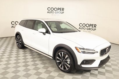 Used 2025 Volvo V60 B5 Cross Country Ultra w/ Protection Package Premier
