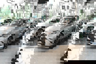 New 2025 Lexus ES 300h w/ Premium Package
