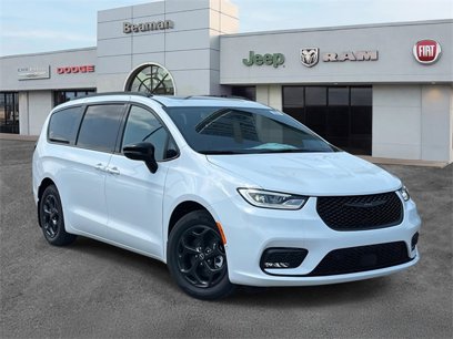 New 2025 Chrysler Pacifica Select