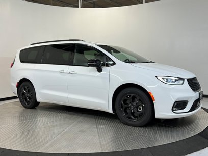New 2025 Chrysler Pacifica Premium
