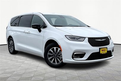 New 2025 Chrysler Pacifica Select