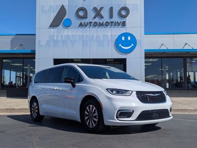 Used 2024 Chrysler Pacifica Select